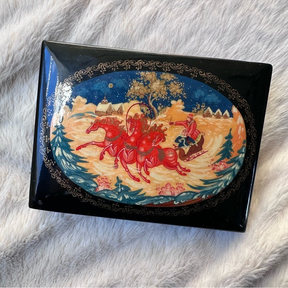 Russian painted Lacquered box - Picture 1 of 3